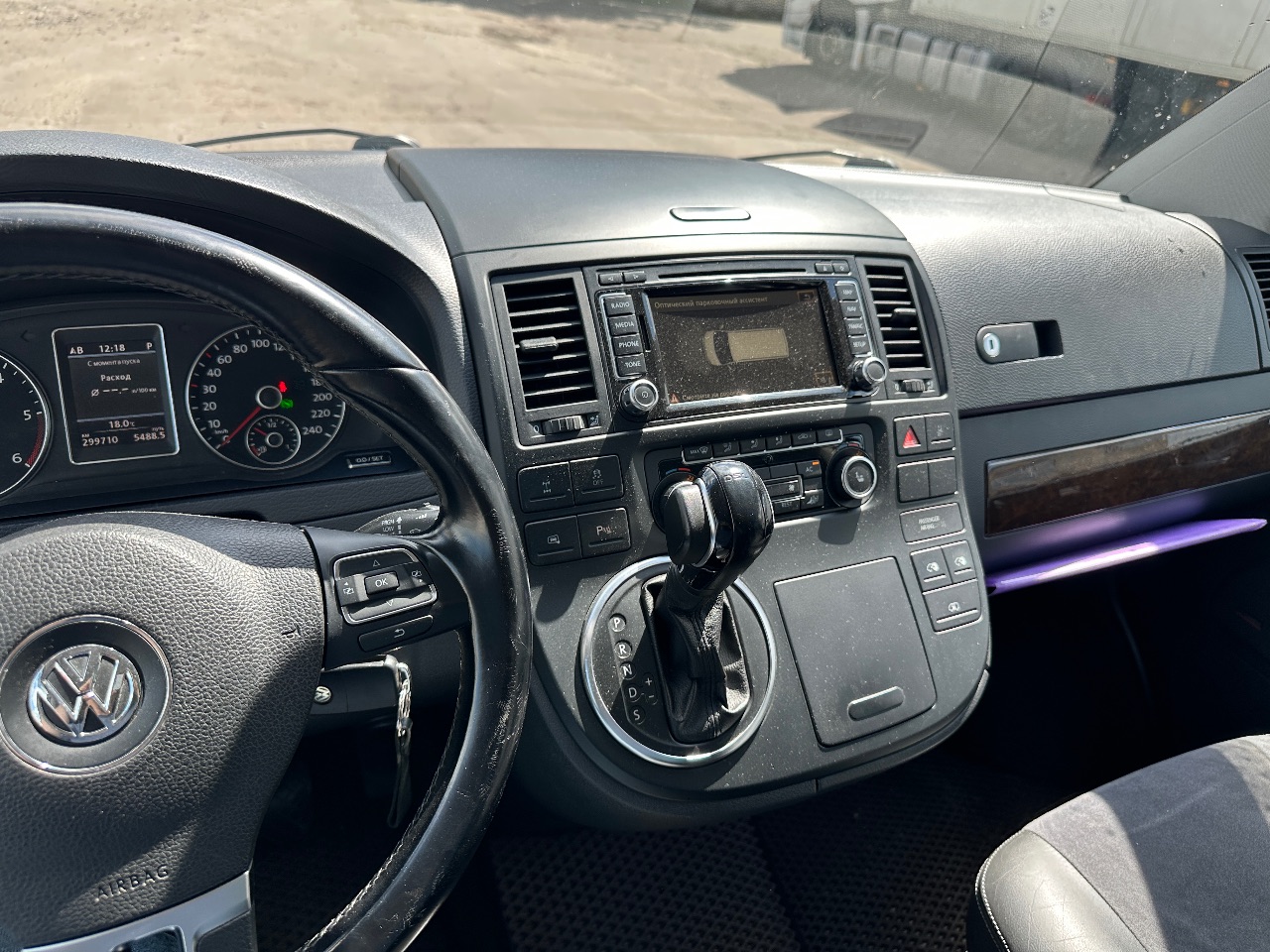 Volkswagen Multivan - фото 8