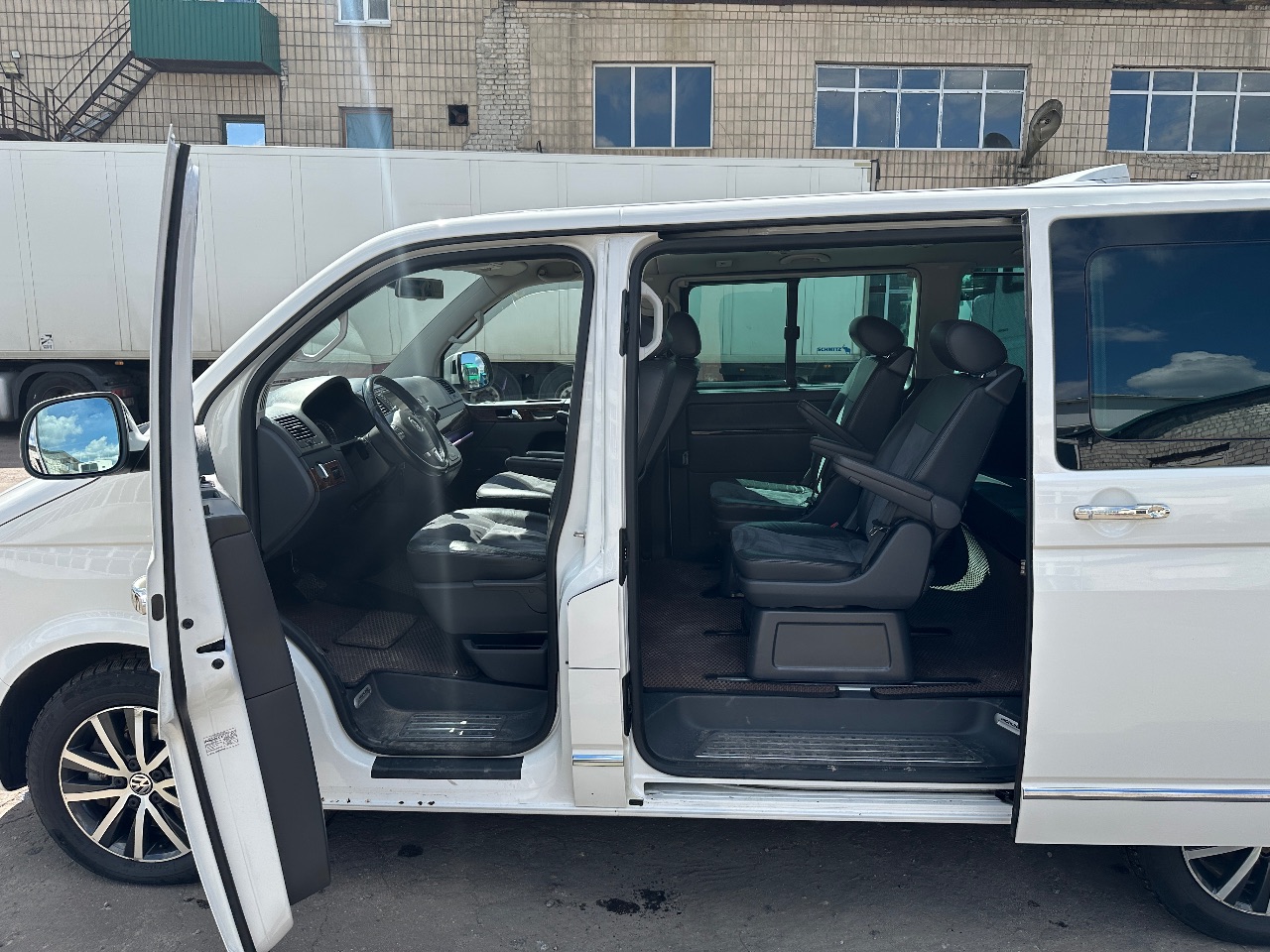 Volkswagen Multivan - фото 5