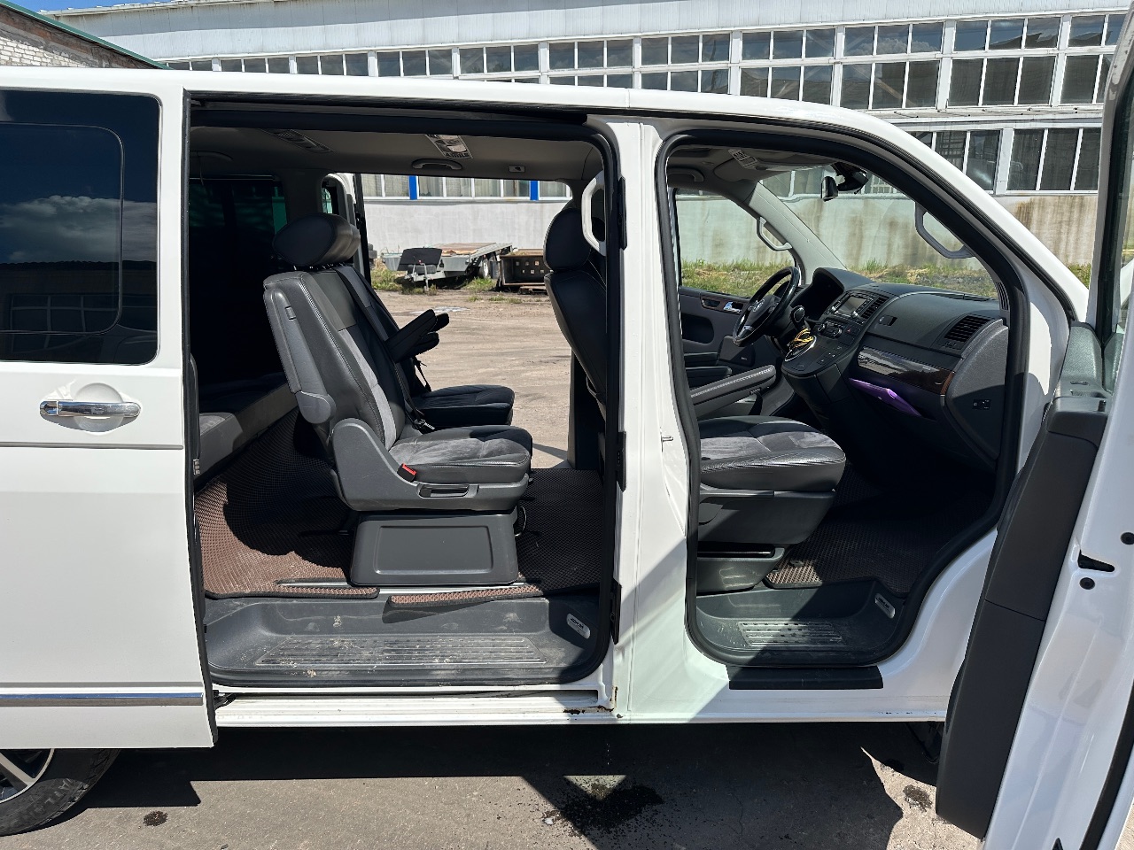 Volkswagen Multivan - фото 6