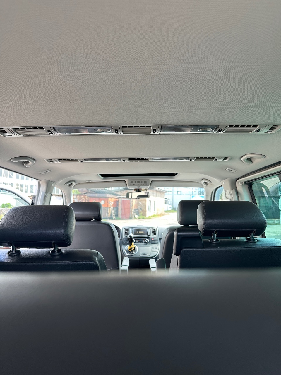 Volkswagen Multivan - фото 9