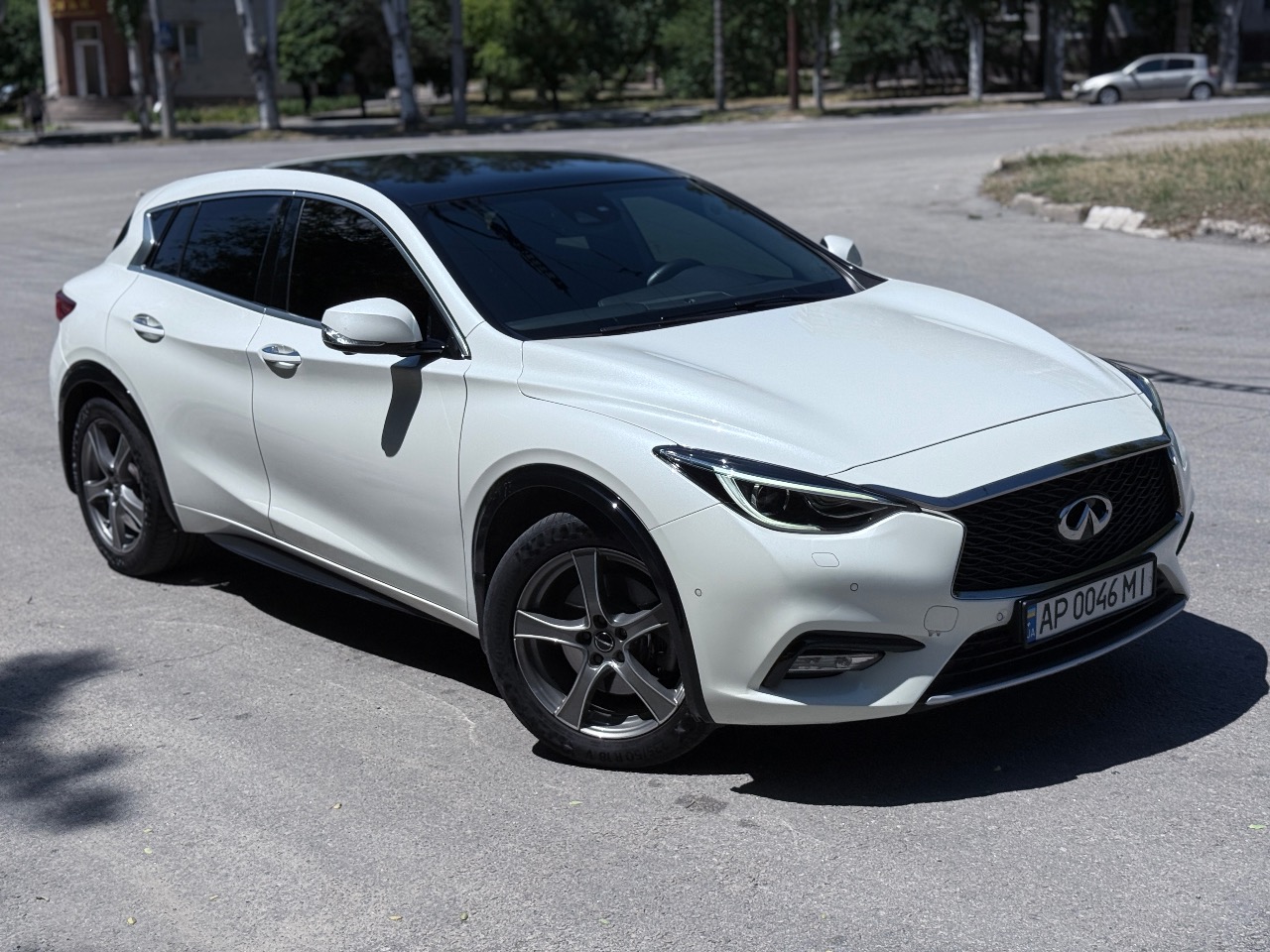 Infiniti Q30 - фото 1