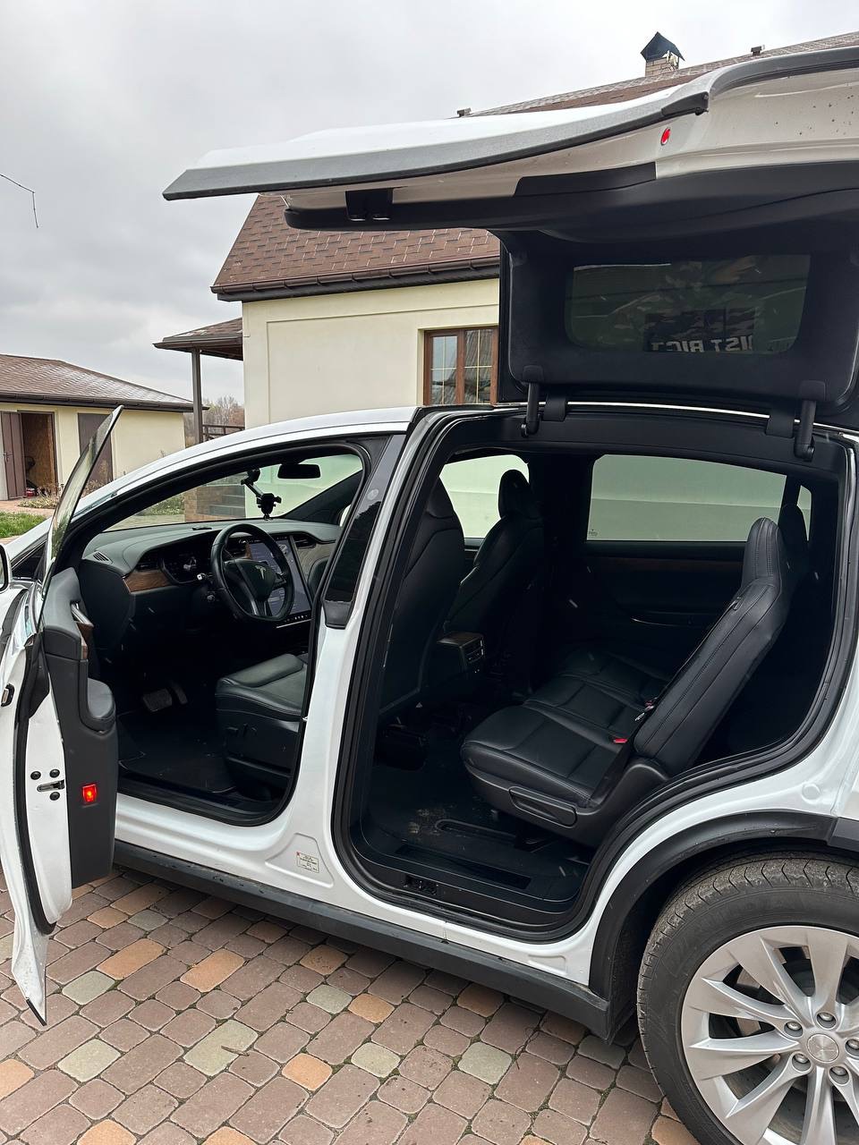 Tesla Model X - фото 6