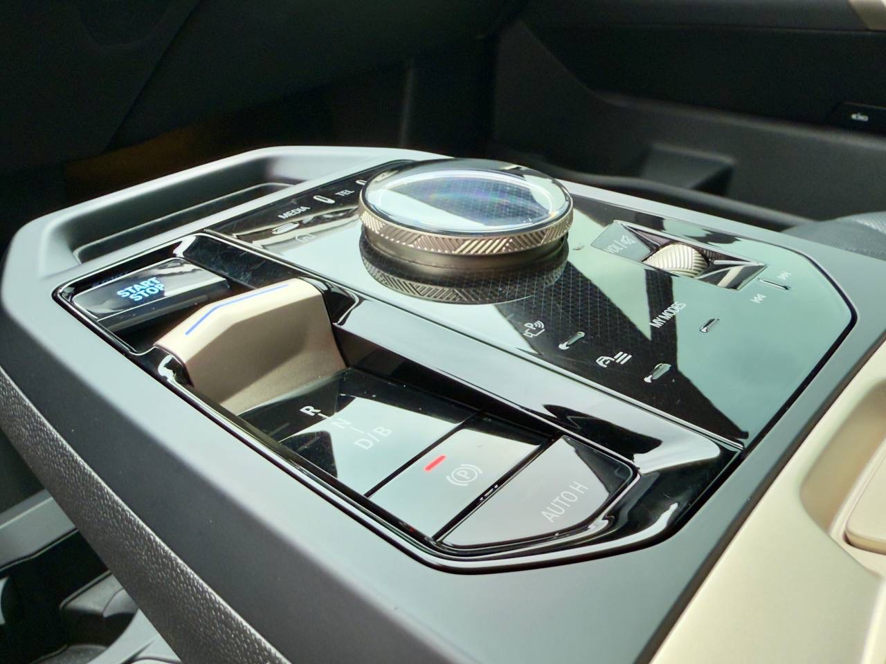 BMW iX - фото 21