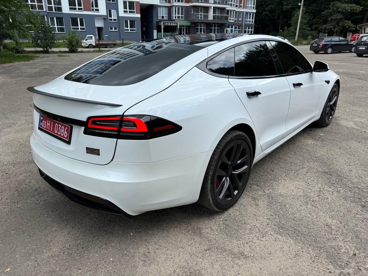 Tesla Model S - фото 1