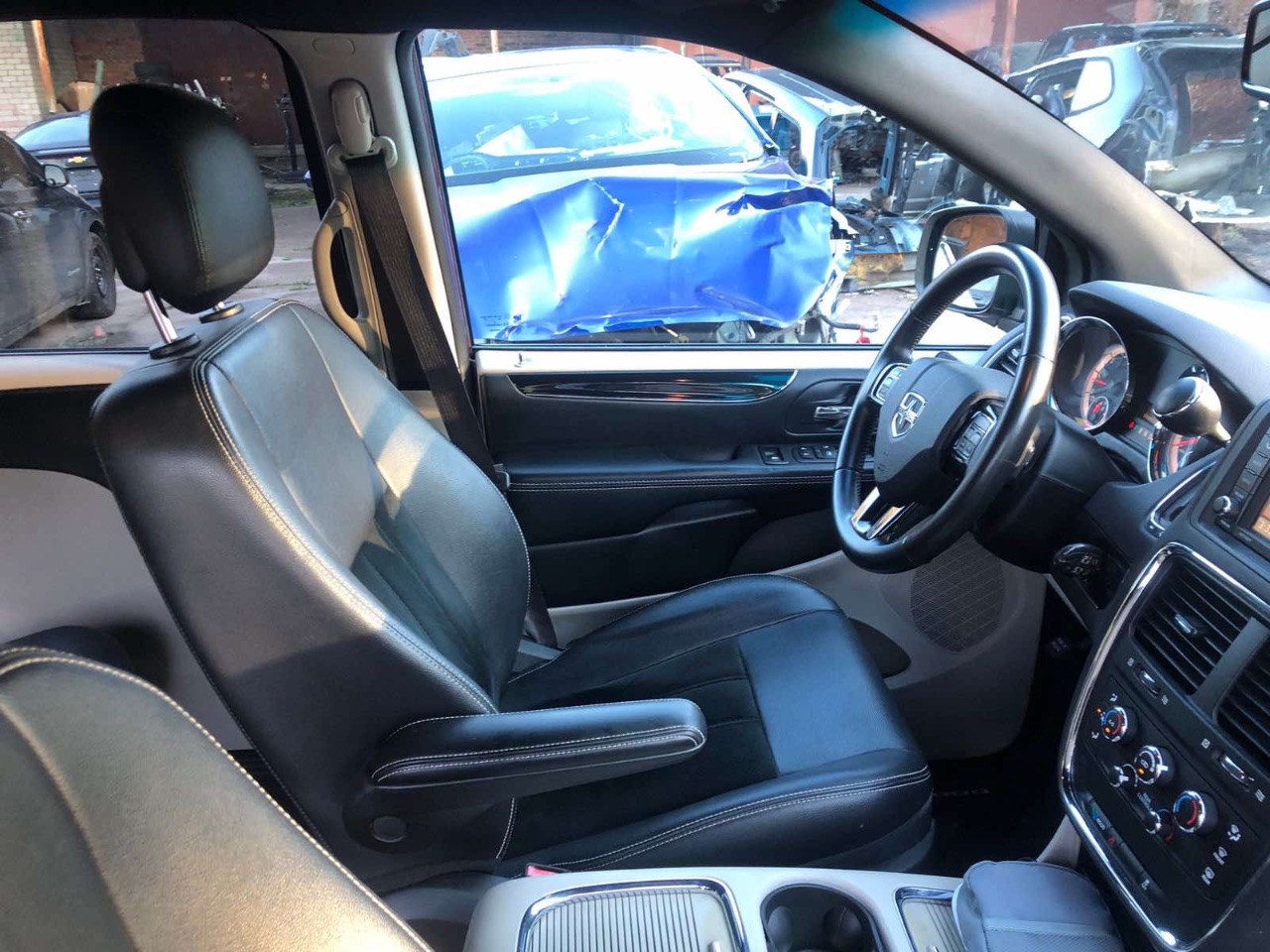 Dodge Caravan - фото 8