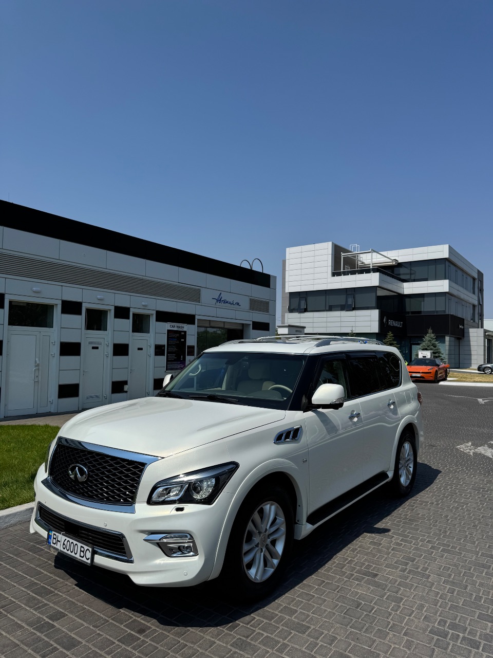 Infiniti QX56 - фото 2