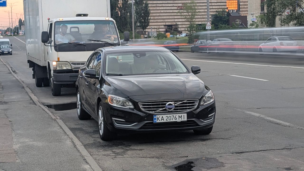 Volvo S60 - фото 1