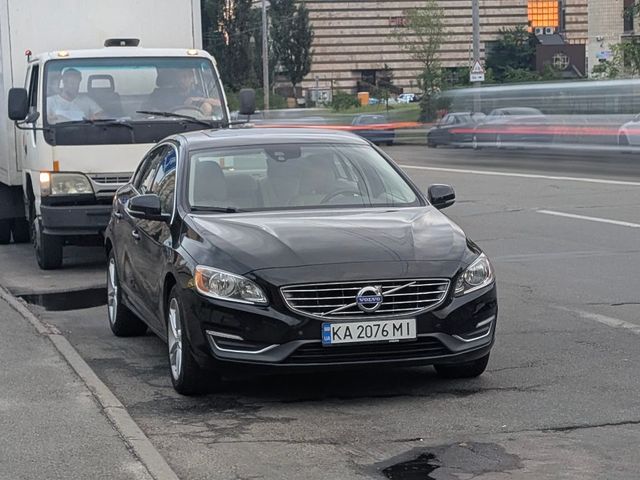 Volvo S60 - фото 1