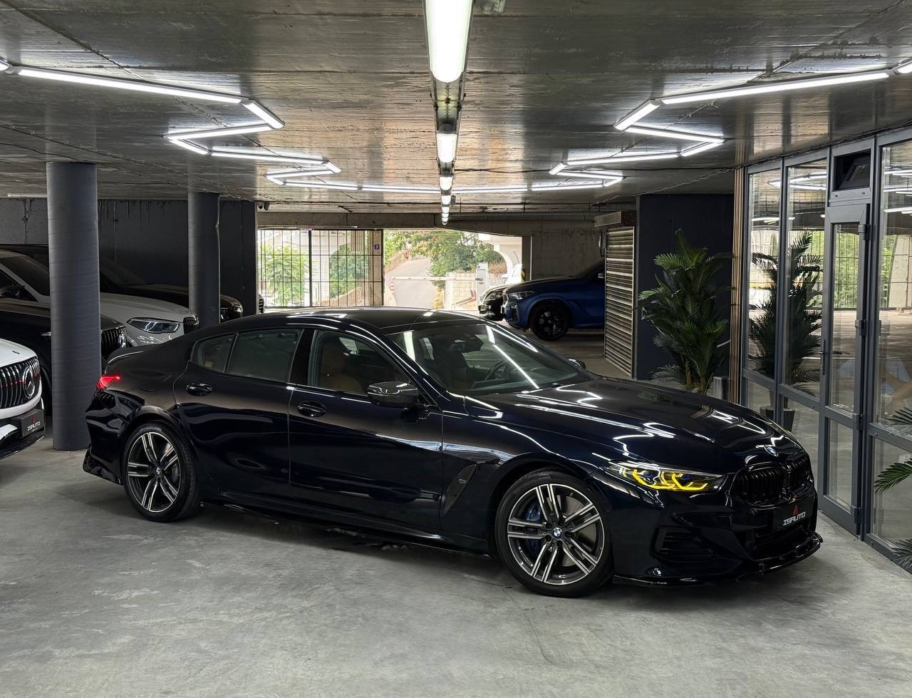 BMW 8 серії - фото 1