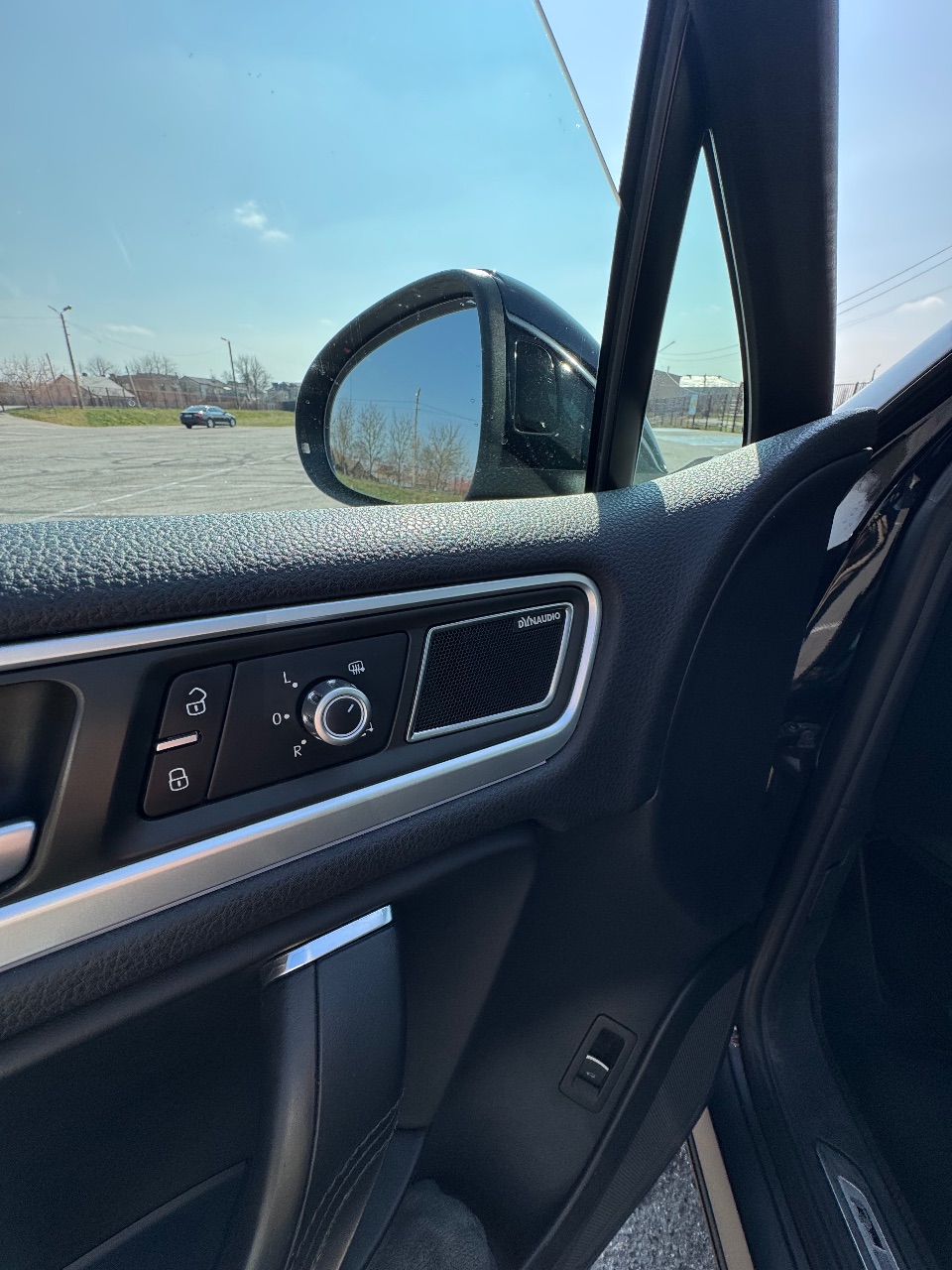 Volkswagen Touareg - фото 11