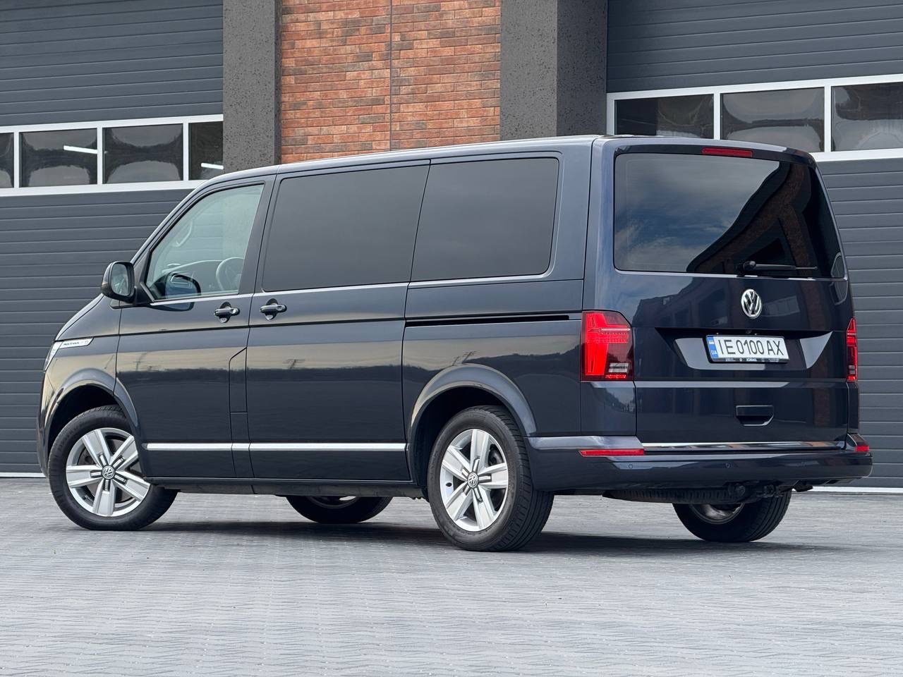 Volkswagen Multivan - фото 3