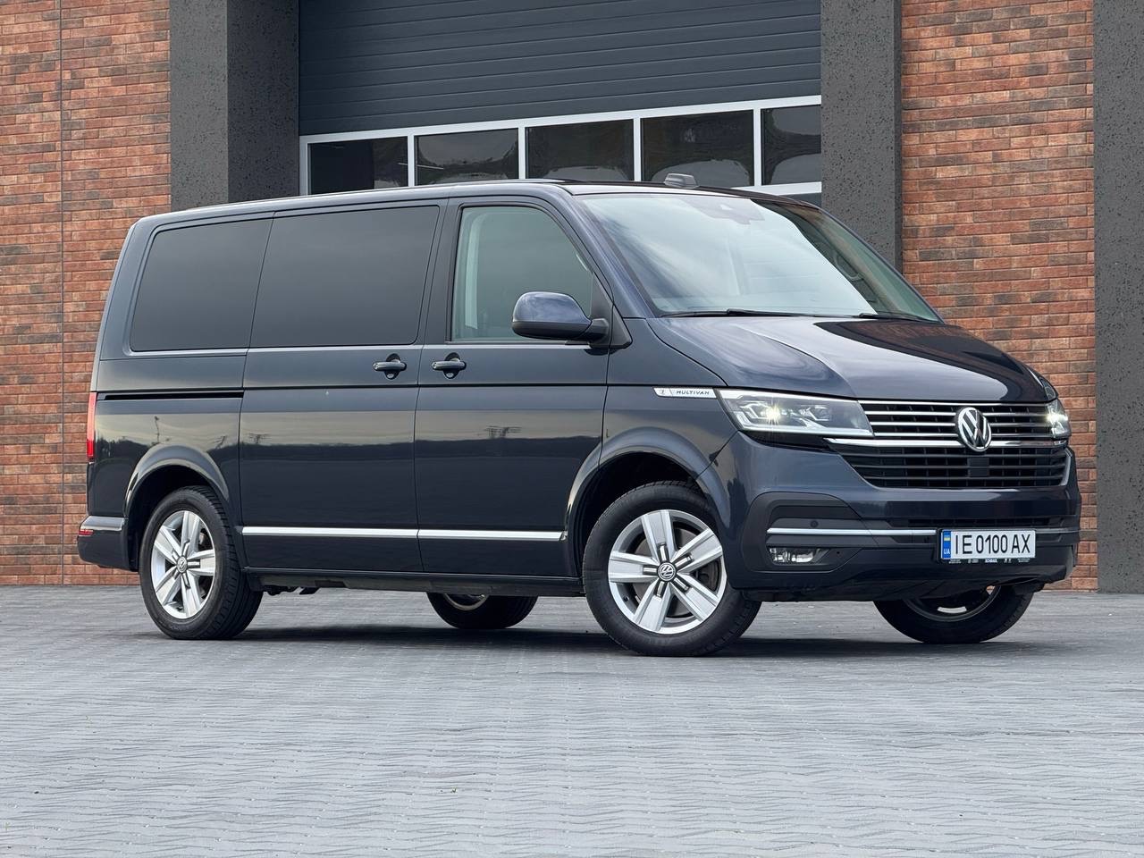 Volkswagen Multivan - фото 1