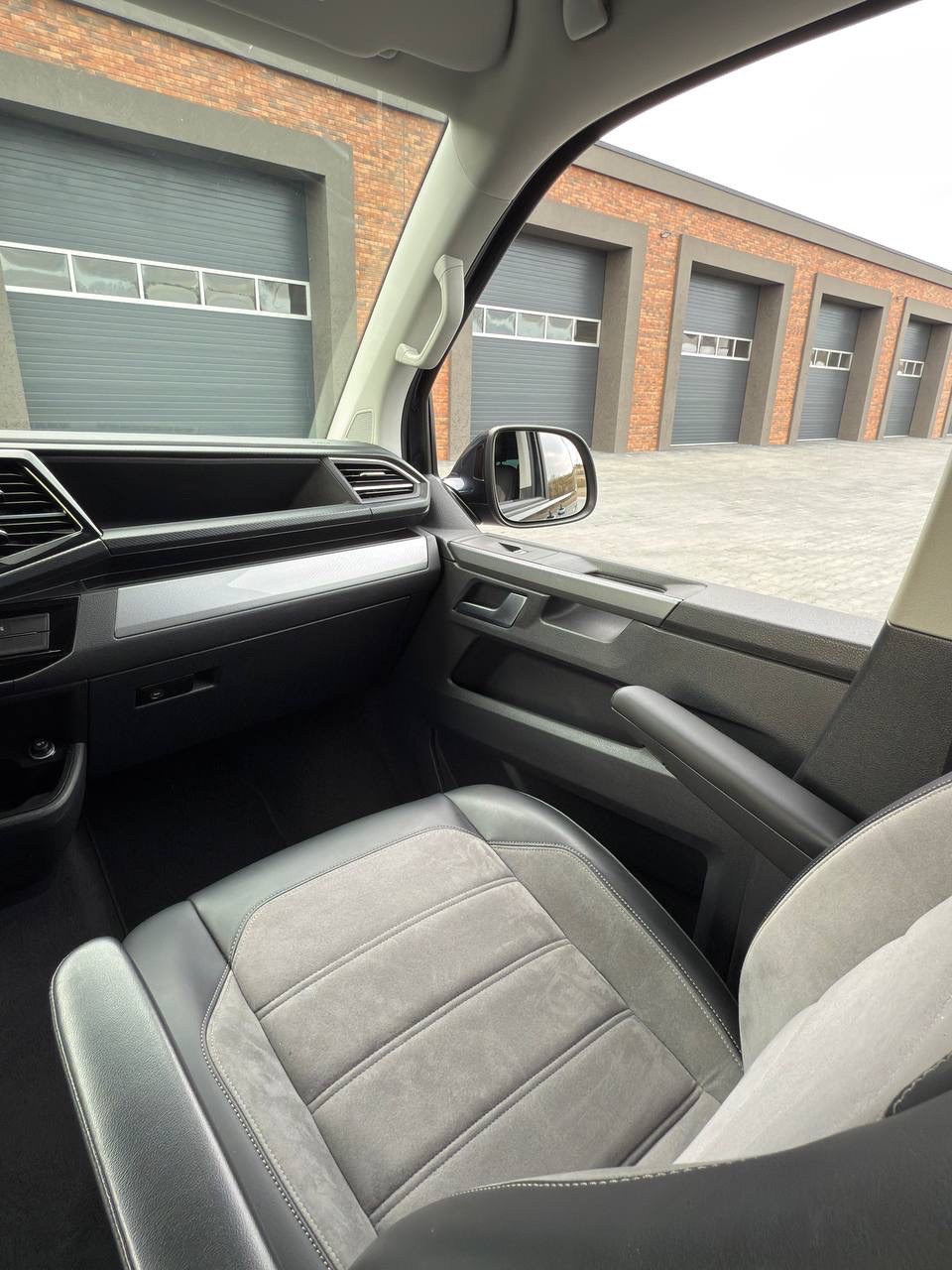 Volkswagen Multivan - фото 8