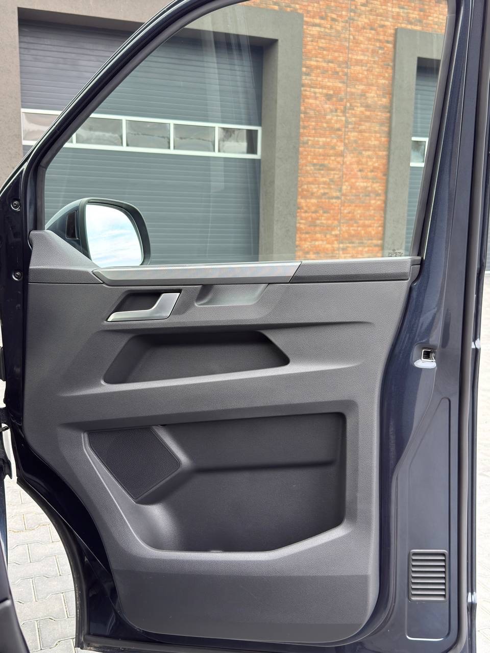 Volkswagen Multivan - фото 24