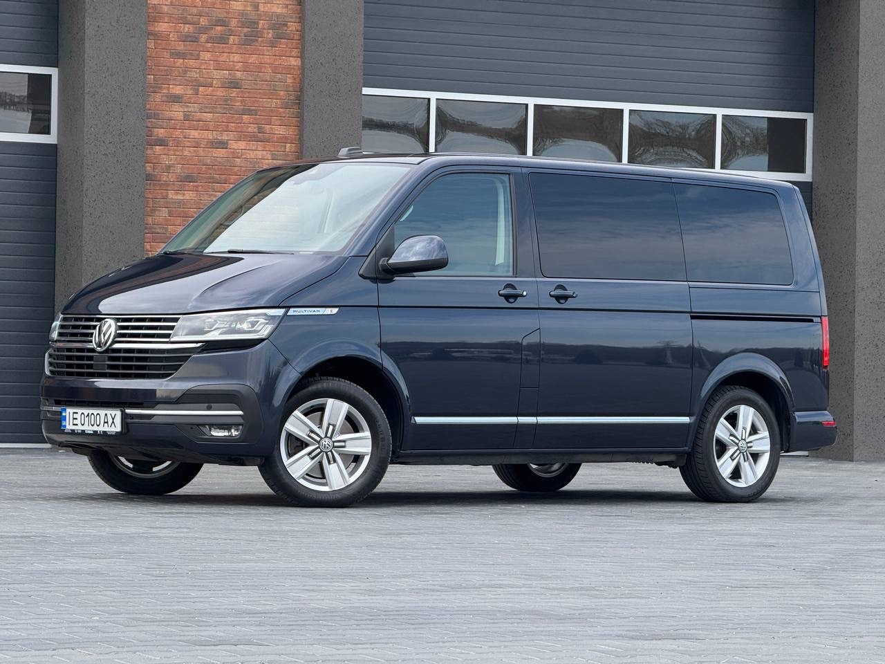 Volkswagen Multivan - фото 2