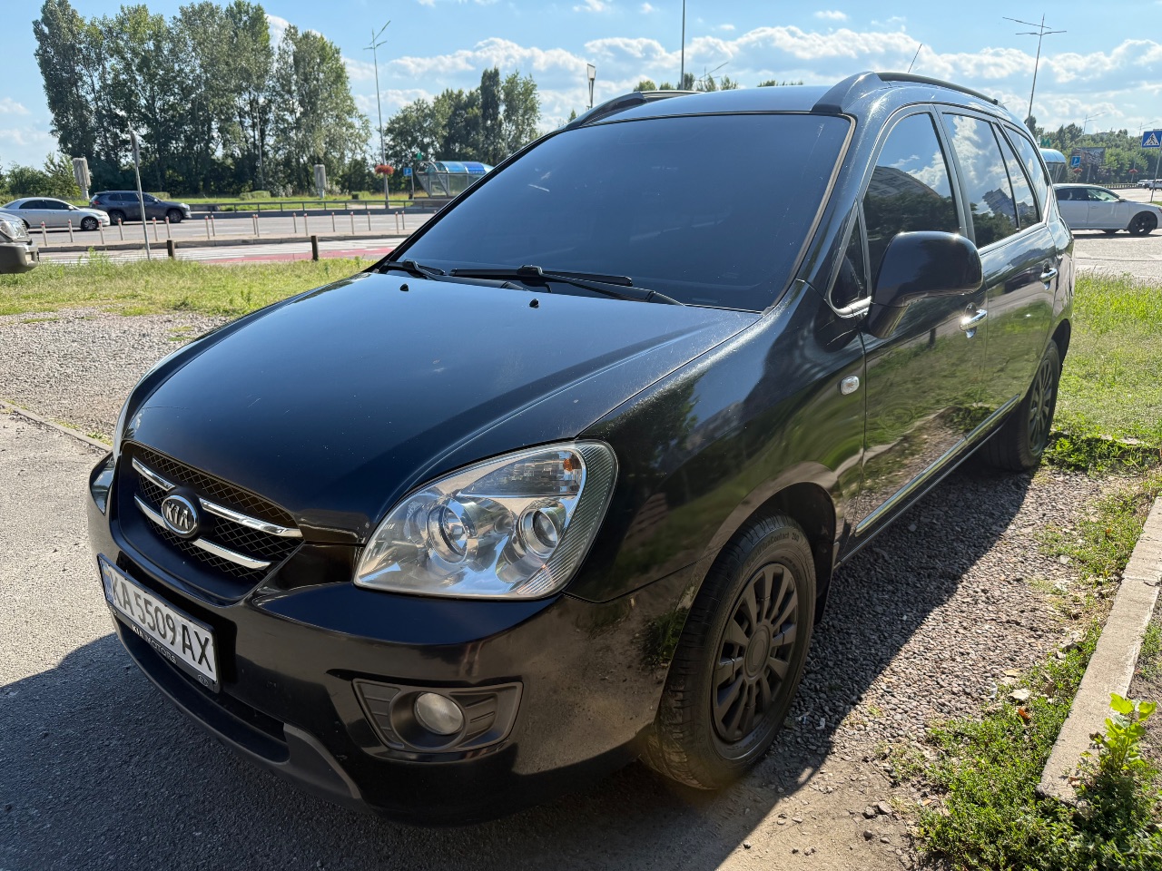 Kia Carens - фото 1