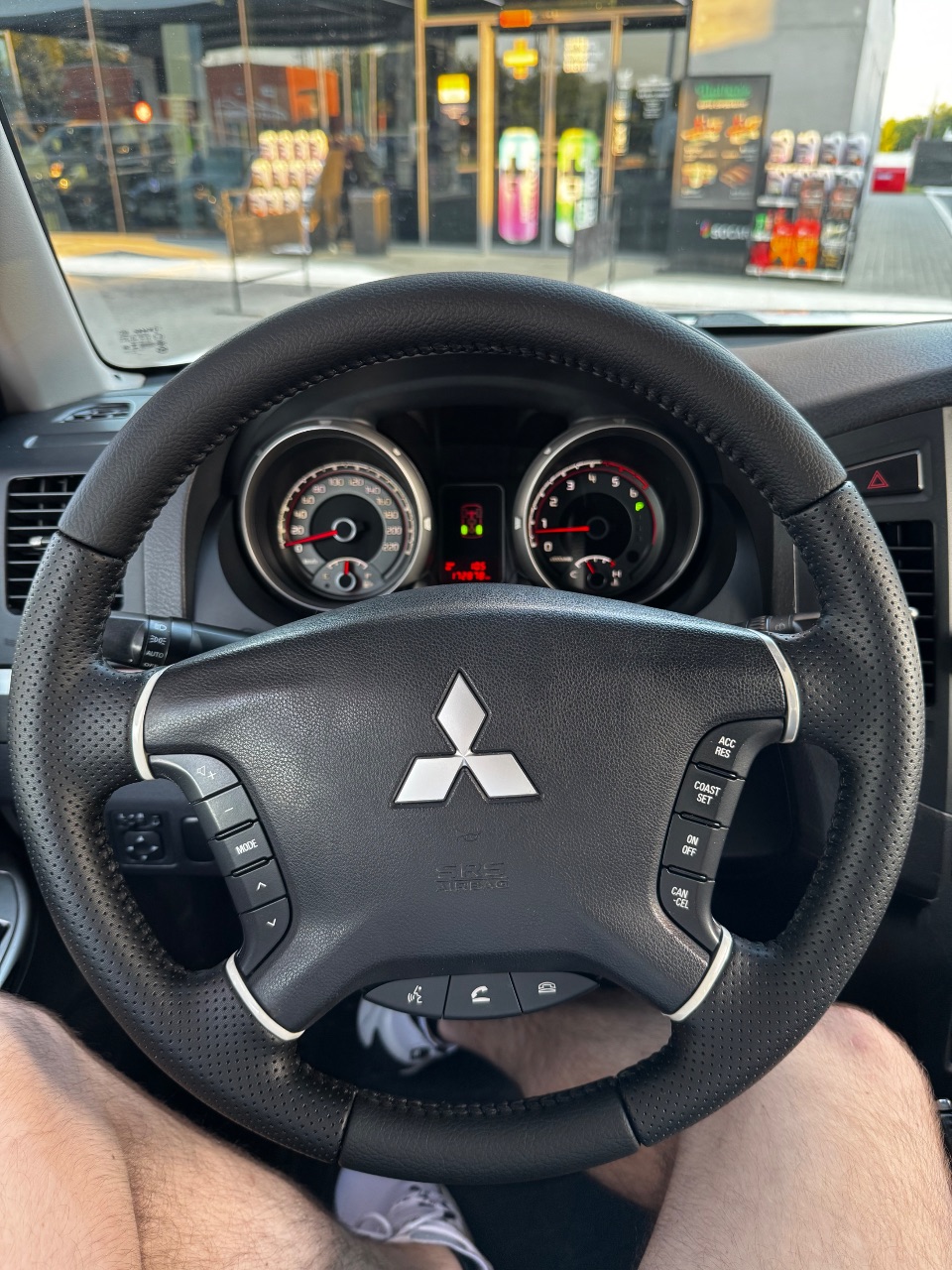 Mitsubishi Pajero - фото 2