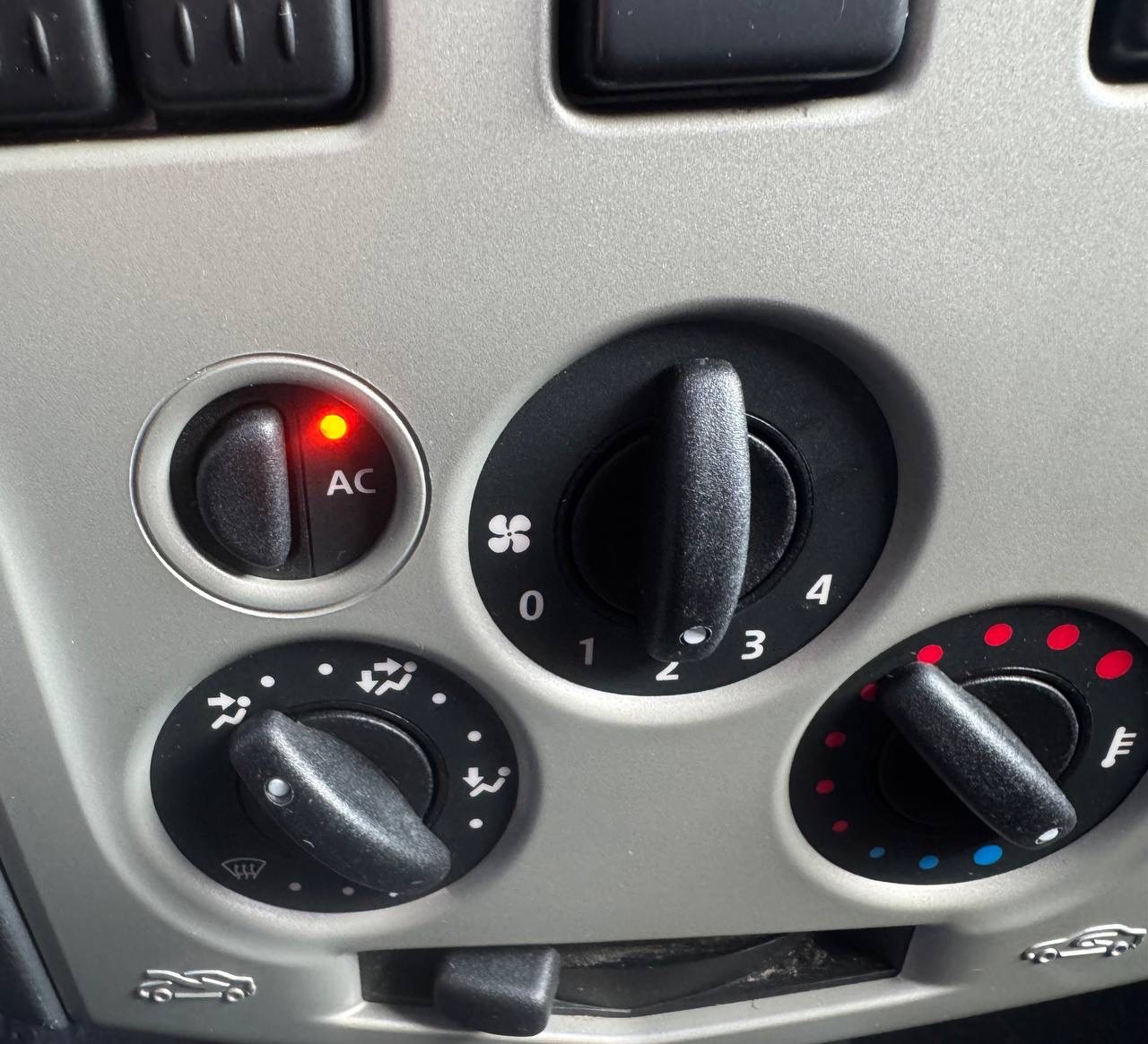 Dacia Logan - фото 16