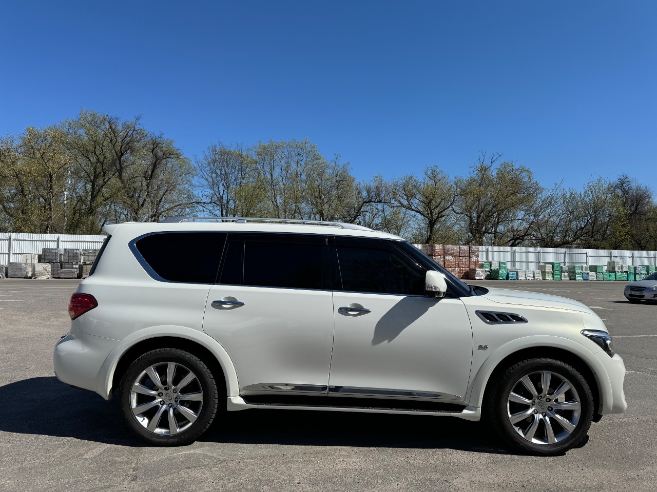 Infiniti QX56 - фото 10