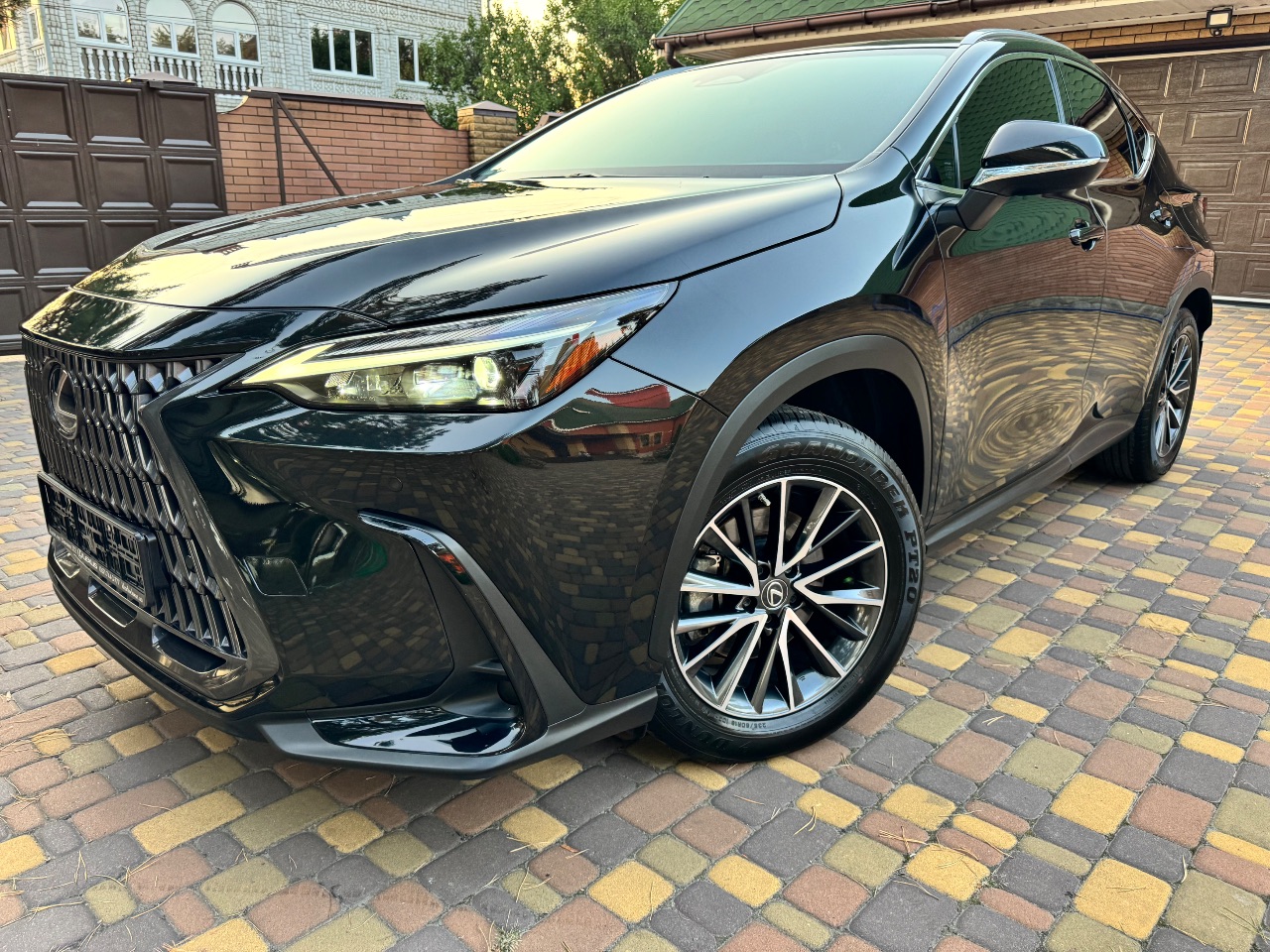 Lexus NX - фото 1