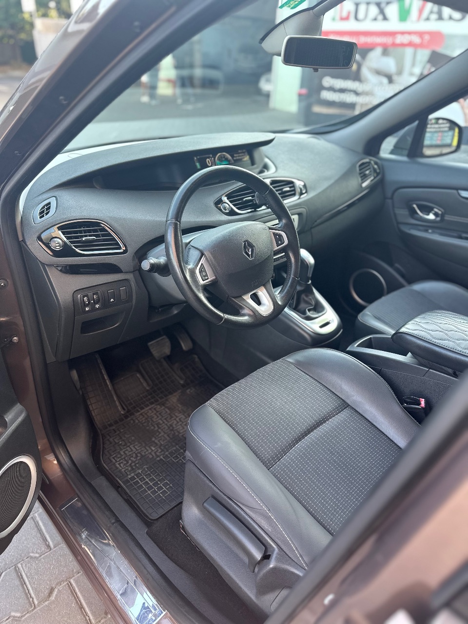 Renault Scenic - фото 11