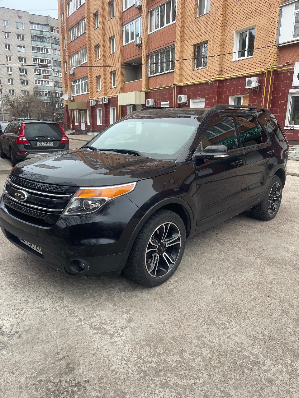 Ford Explorer - фото 1