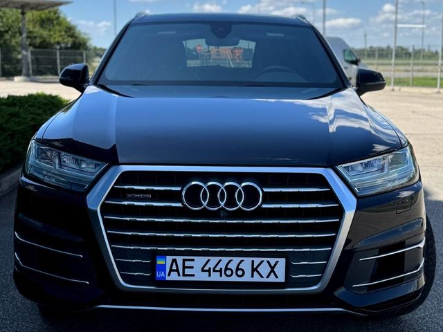 Audi Q7 - фото 1