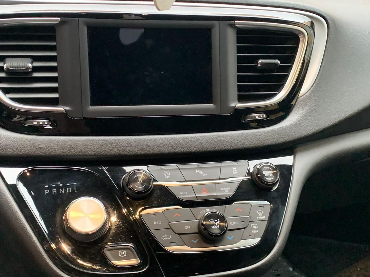 Chrysler Pacifica - фото 9