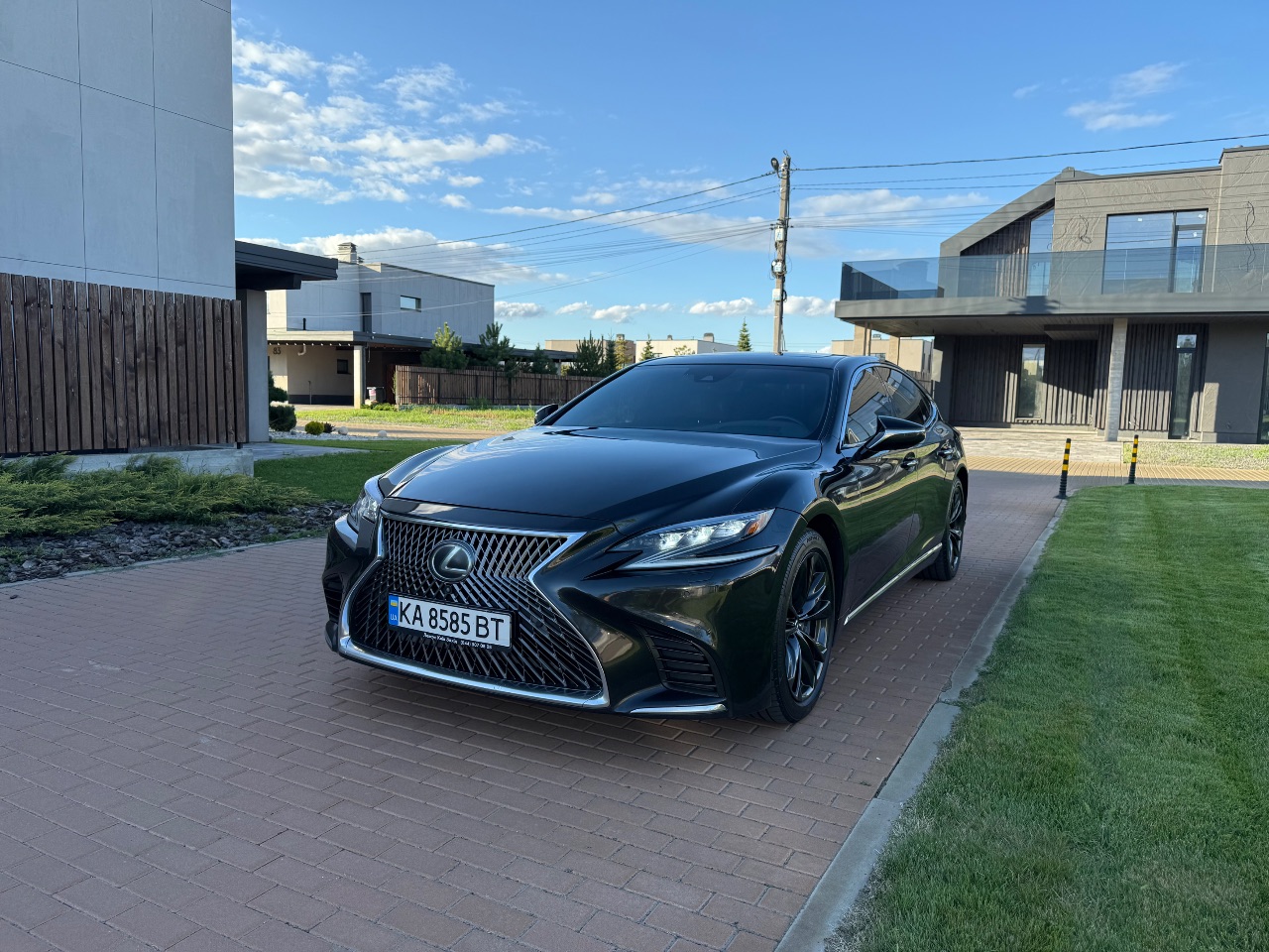 Lexus LS - фото 1