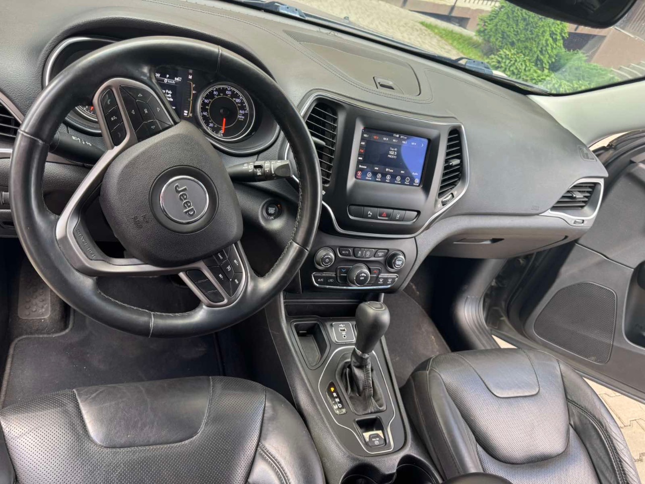 Jeep Cherokee - фото 12