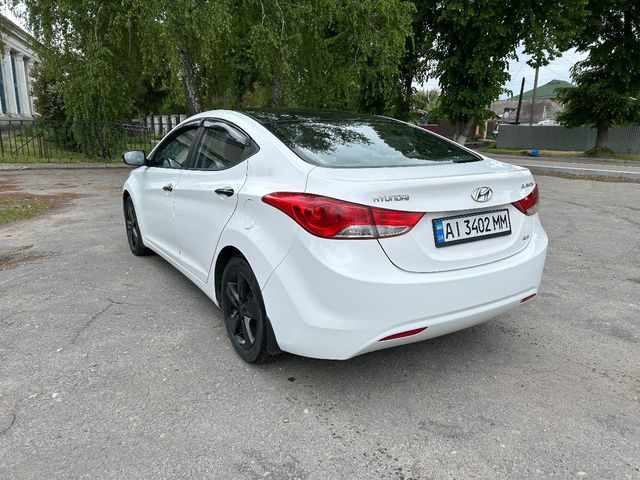 Hyundai Elantra - фото 3