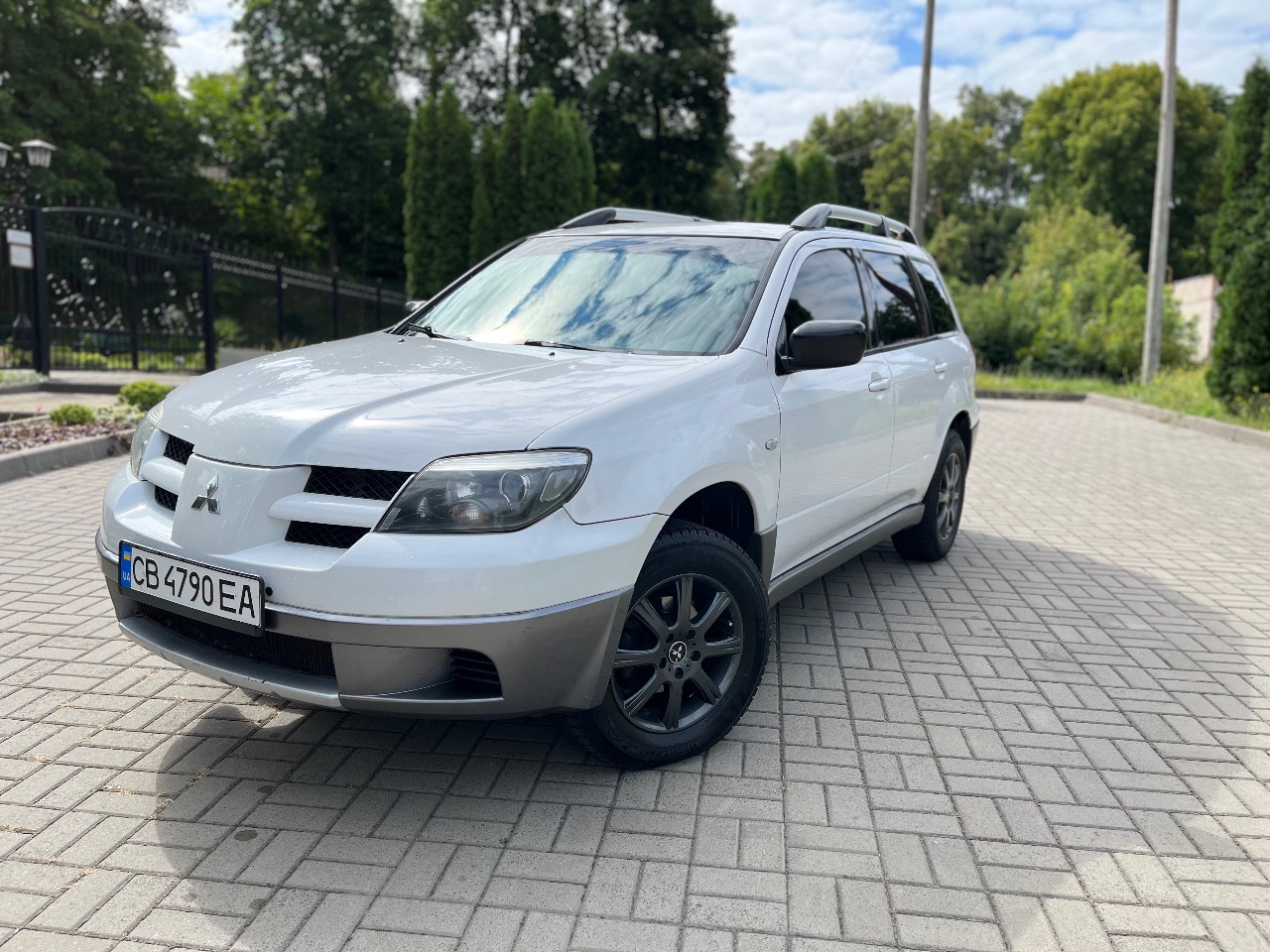 Mitsubishi Outlander - фото 1