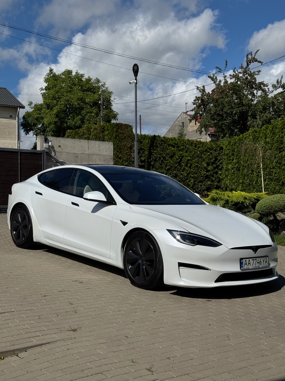 Tesla Model S - фото 1