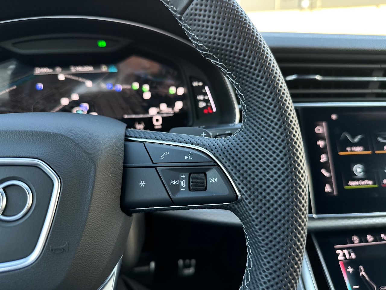 Audi Q7 - фото 21