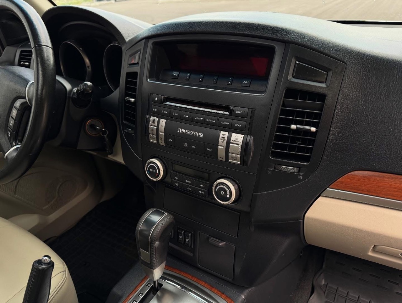 Mitsubishi Pajero - фото 12