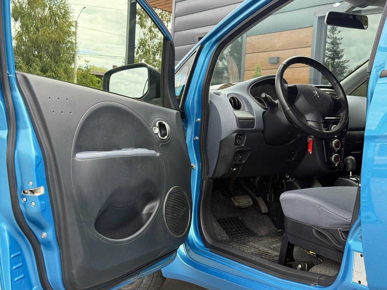 Peugeot iOn - фото 14