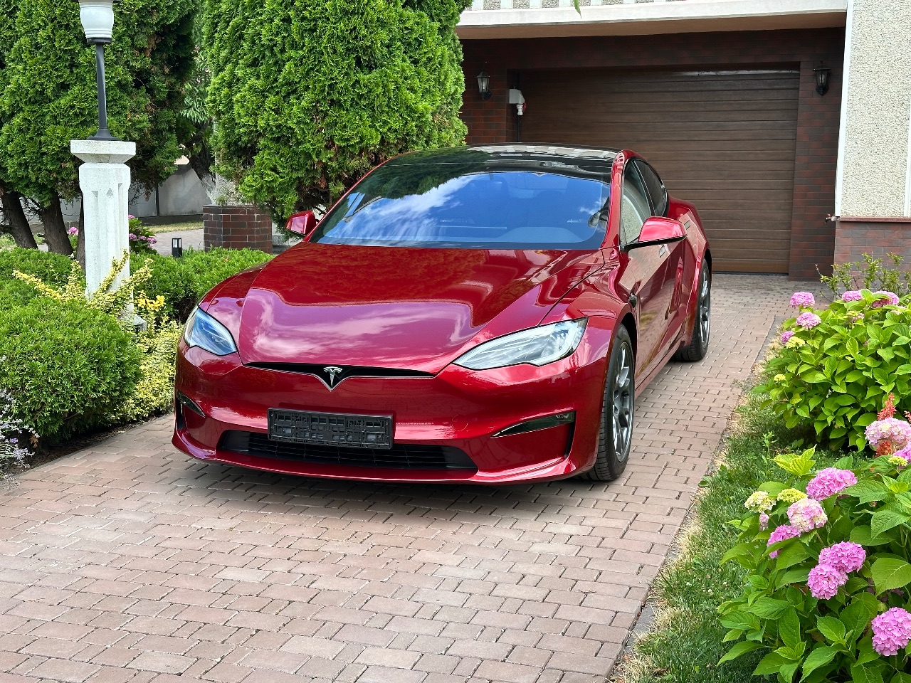 Tesla Model S - фото 1
