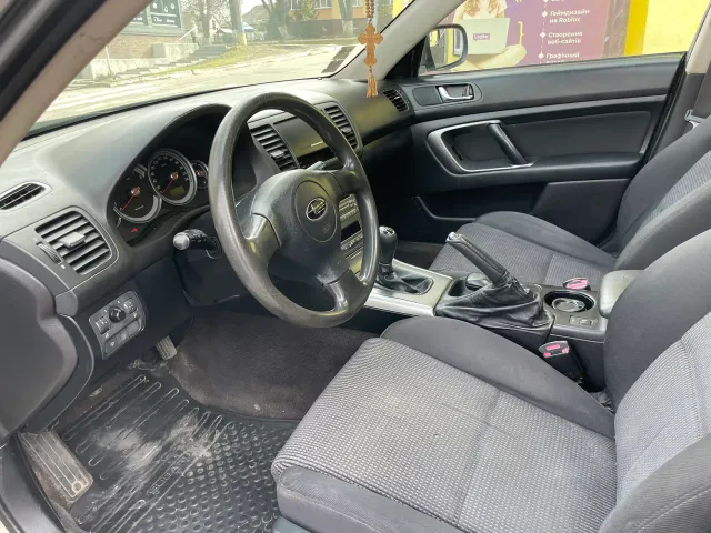Subaru Legacy - фото 2