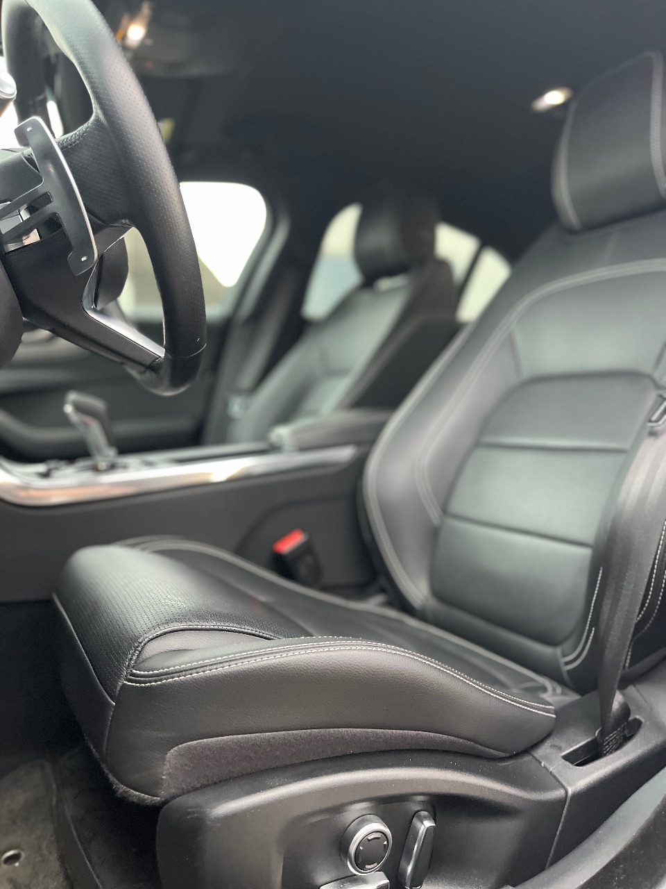 Jaguar XE - фото 11