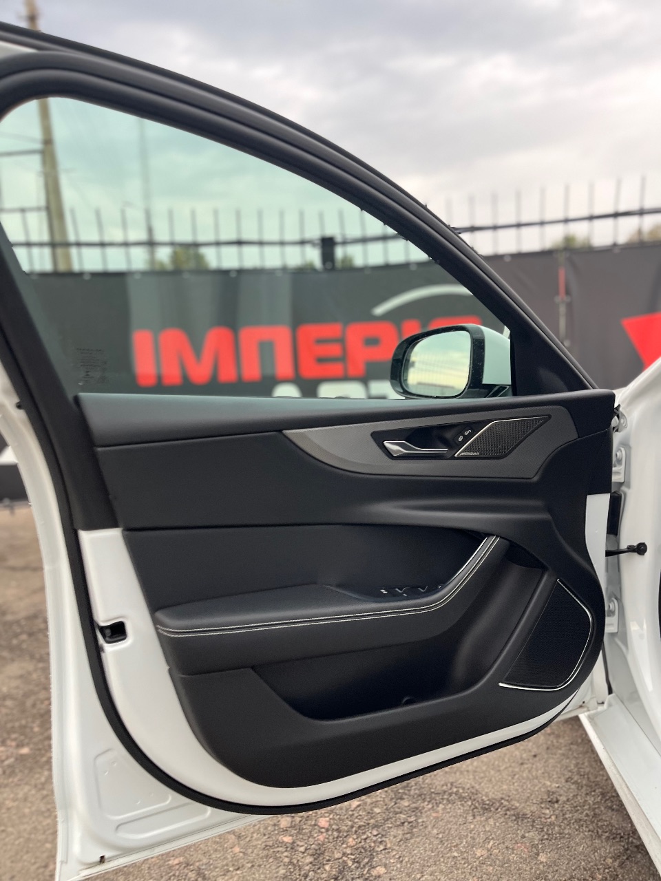 Jaguar XE - фото 12