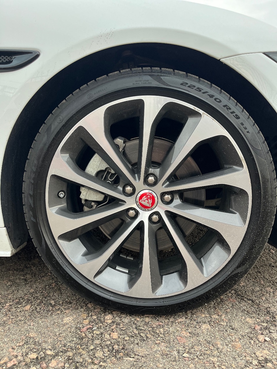 Jaguar XE - фото 6