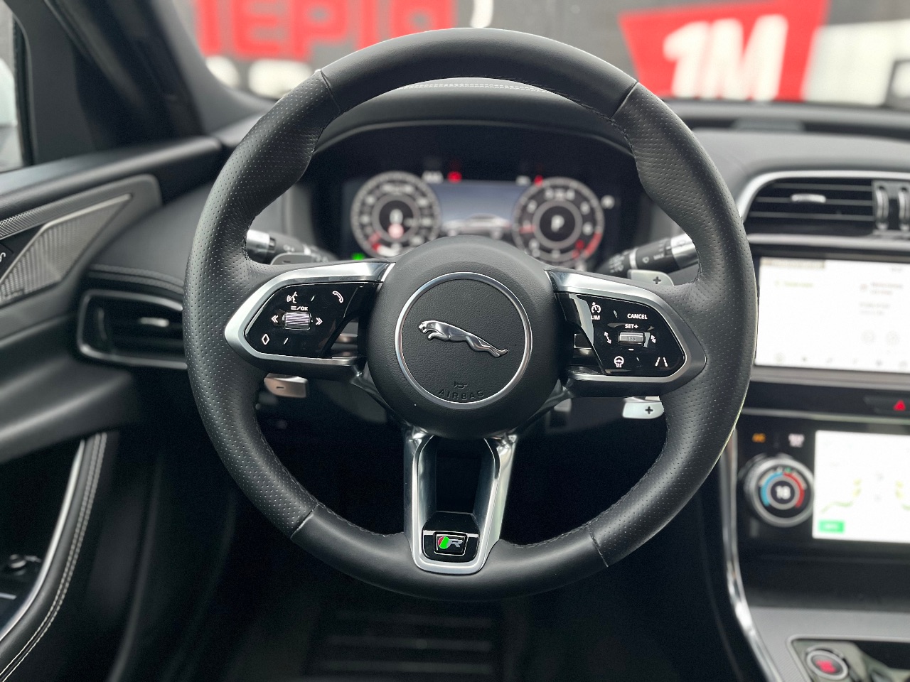 Jaguar XE - фото 7