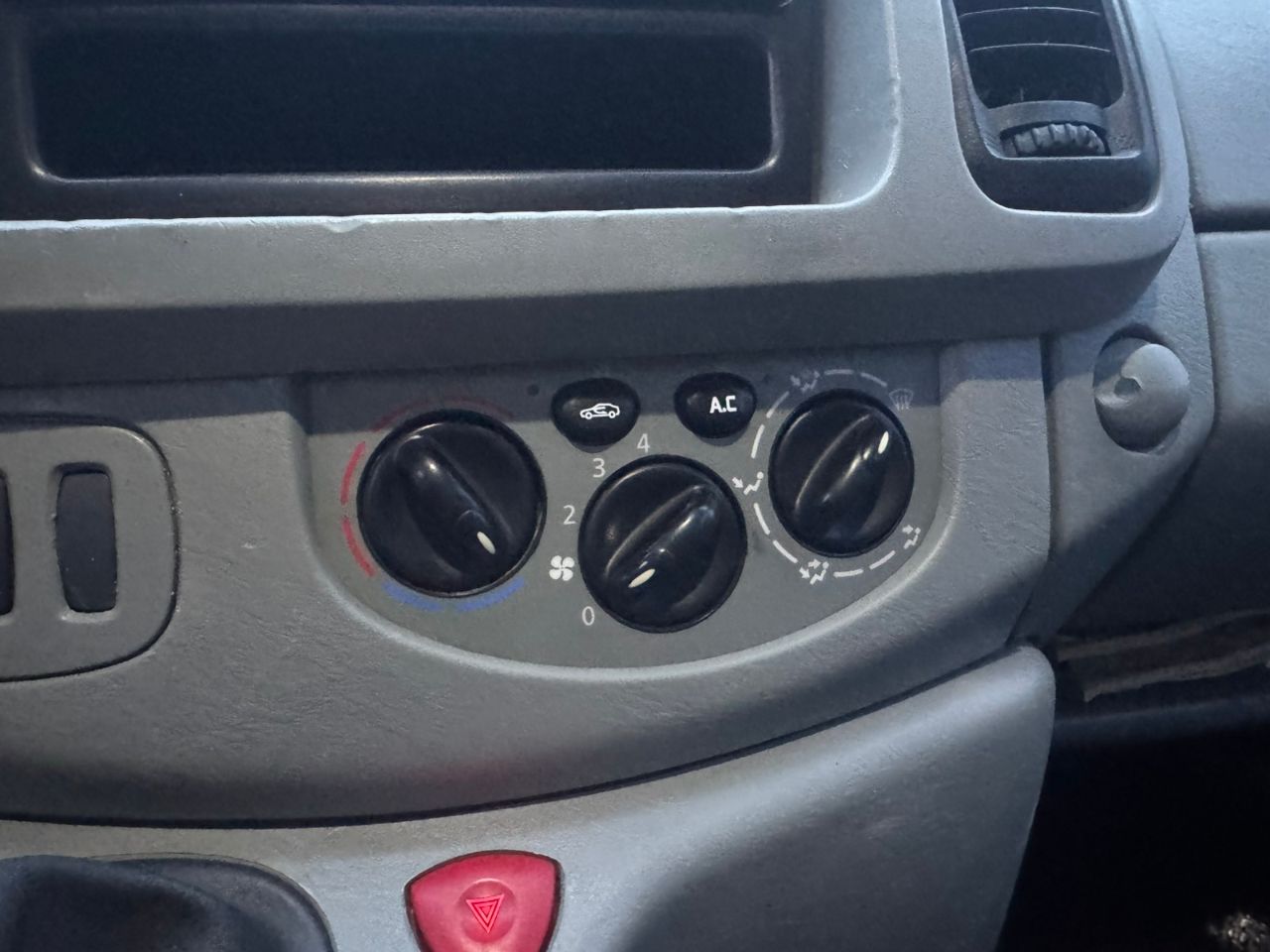 Opel Vivaro - фото 27