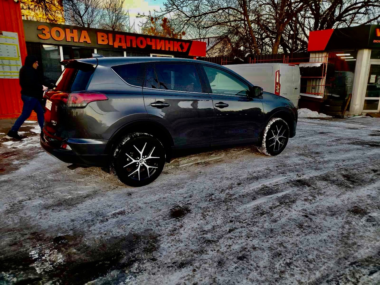 Toyota RAV4 - фото 13