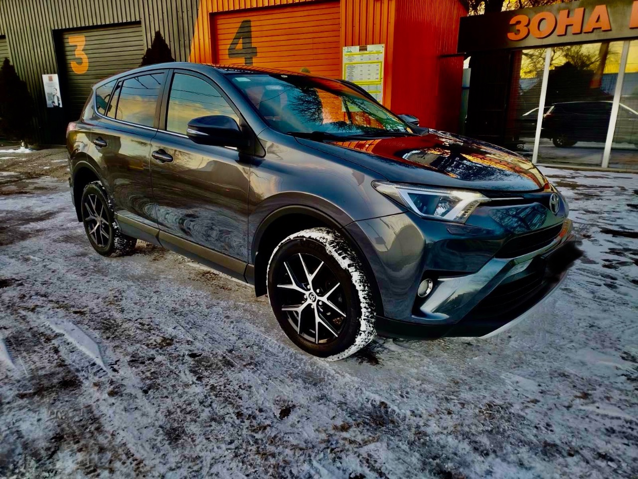 Toyota RAV4 - фото 8