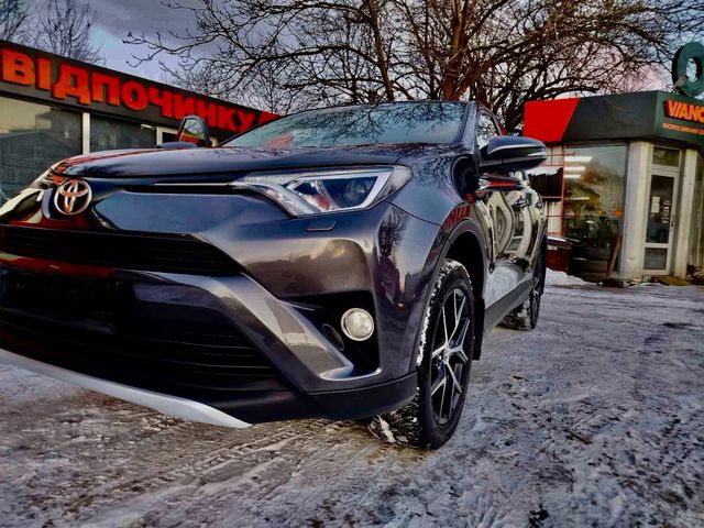 Toyota RAV4 - фото 1