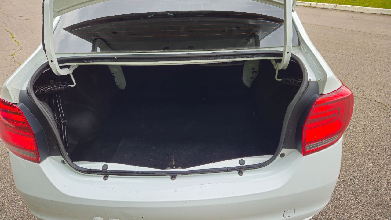 Renault Logan - фото 8