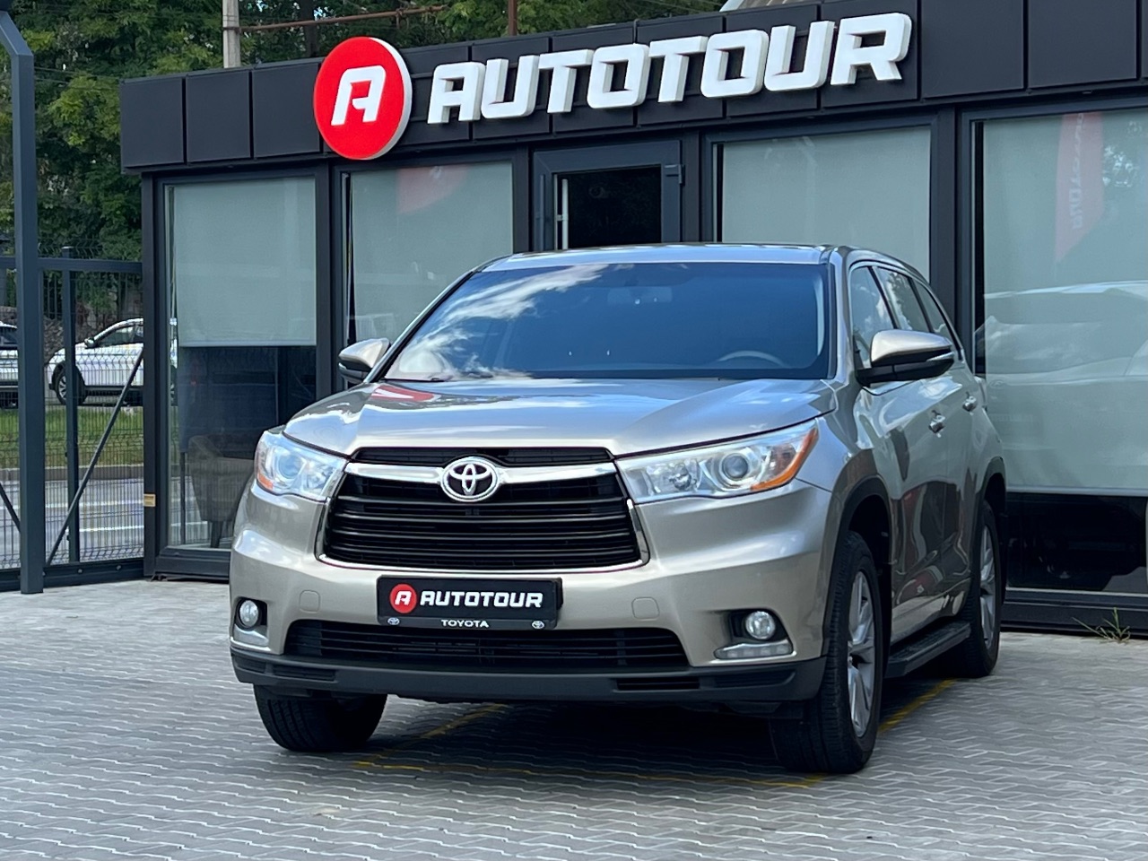 Toyota Highlander - фото 1
