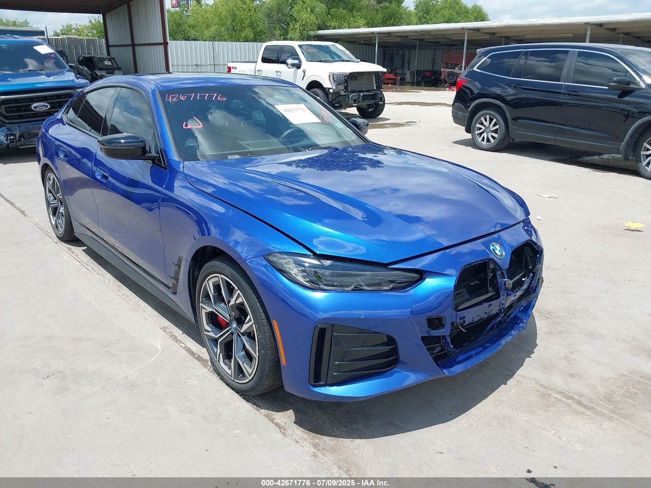 BMW i4 - фото 1