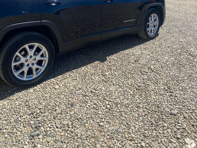 Jeep Cherokee - фото 2